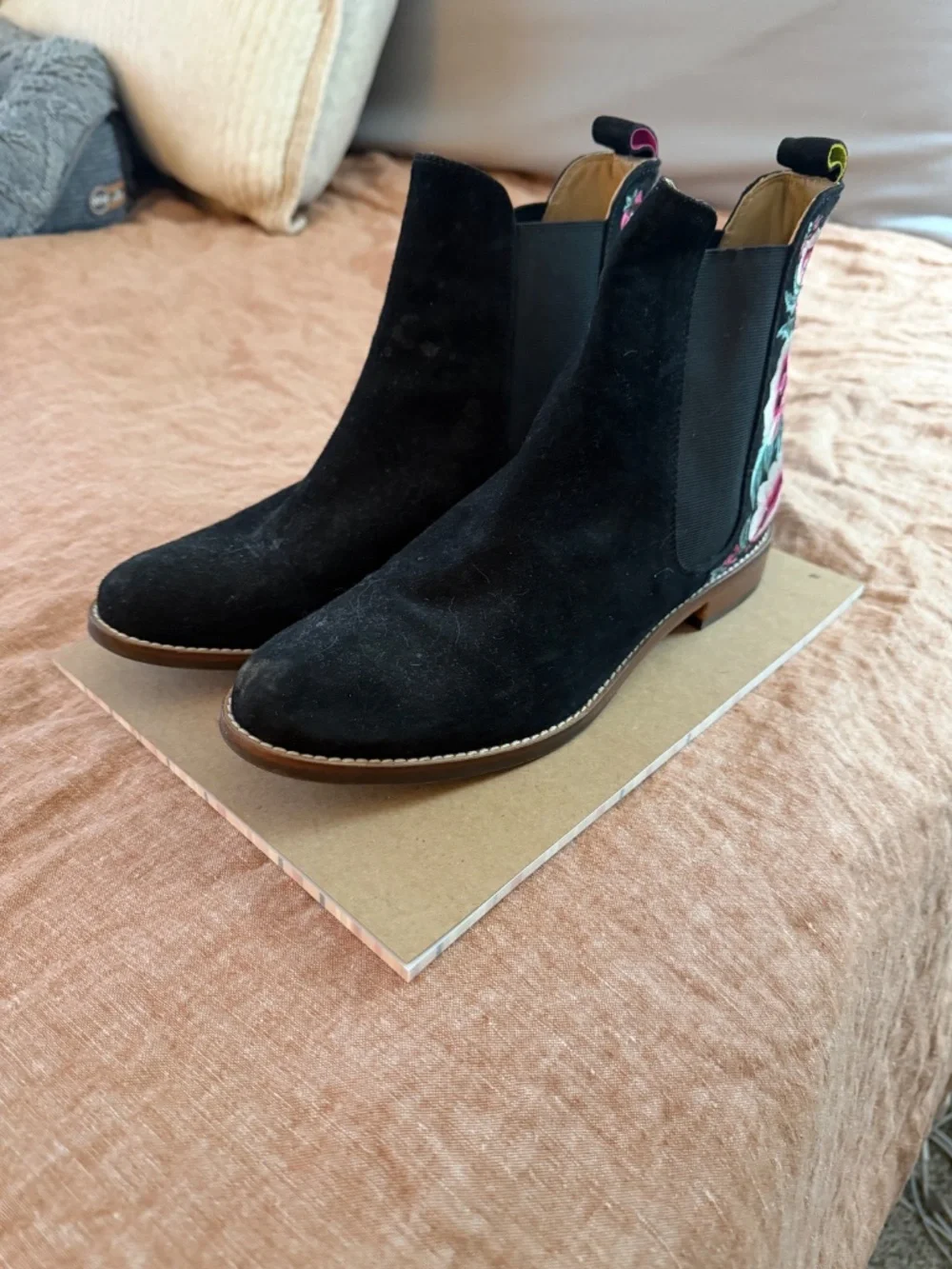 Joules Westbourne Floral Embroidered Back Chelsea Boot Black - Size 8